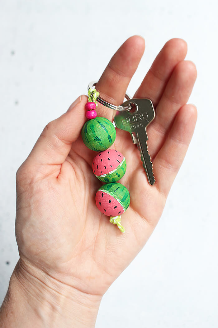 Detailaufnahme: Schlüsselanhänger mit Holzkugeln und Acrylfabe im Wassermelonen-Style basteln.
