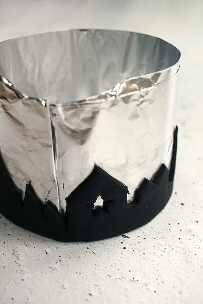 Das Fimo wird auf der Folie um die Glasglocke gelegt und im Ofen gehärtet