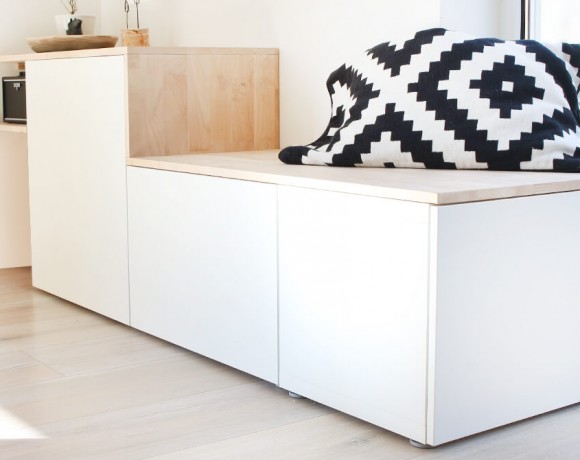 Aus einer Holzplatte und Ikea Besta wird ein DIY Sideboard für das Wohnzimmer gebaut. Gingered Things