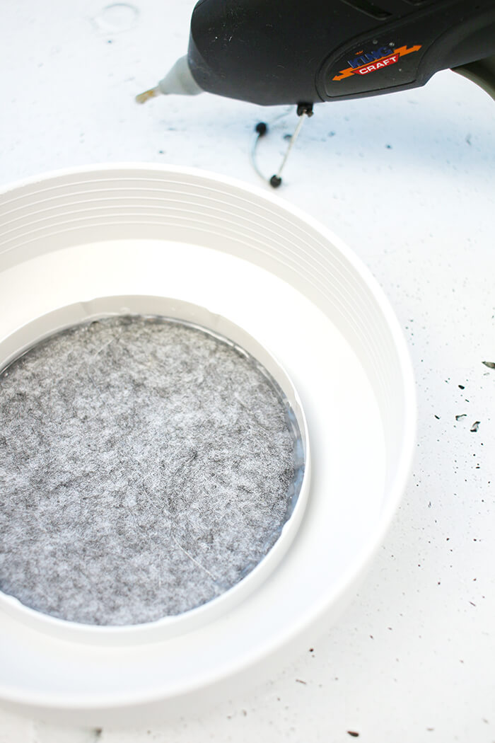 Boden aus Filz festklebern. DIY Challenge, aus einer WC Flachrosette wird eine schicke Schale, Upcycling von Gingered Things