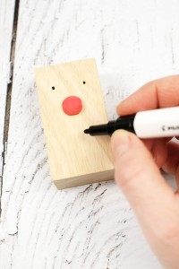 GEsicht mit schwarzem Stift malen