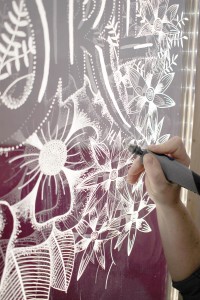 Glaswand gravieren mit dem Stylo+ von Dremel