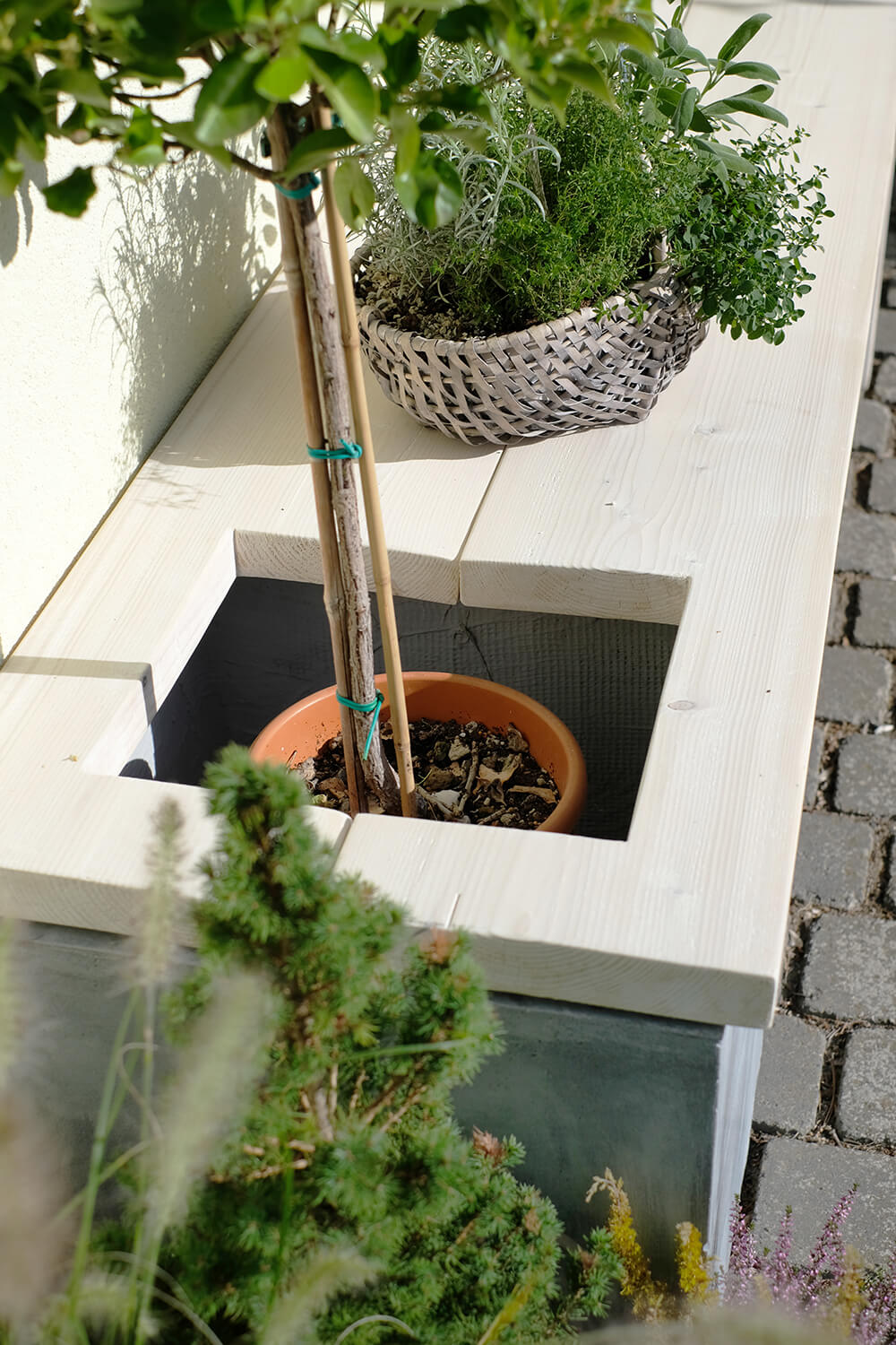 Gartenbank DIY aus Baudielen und Pflanzkübel, praktische Alterntive - Gingered Things