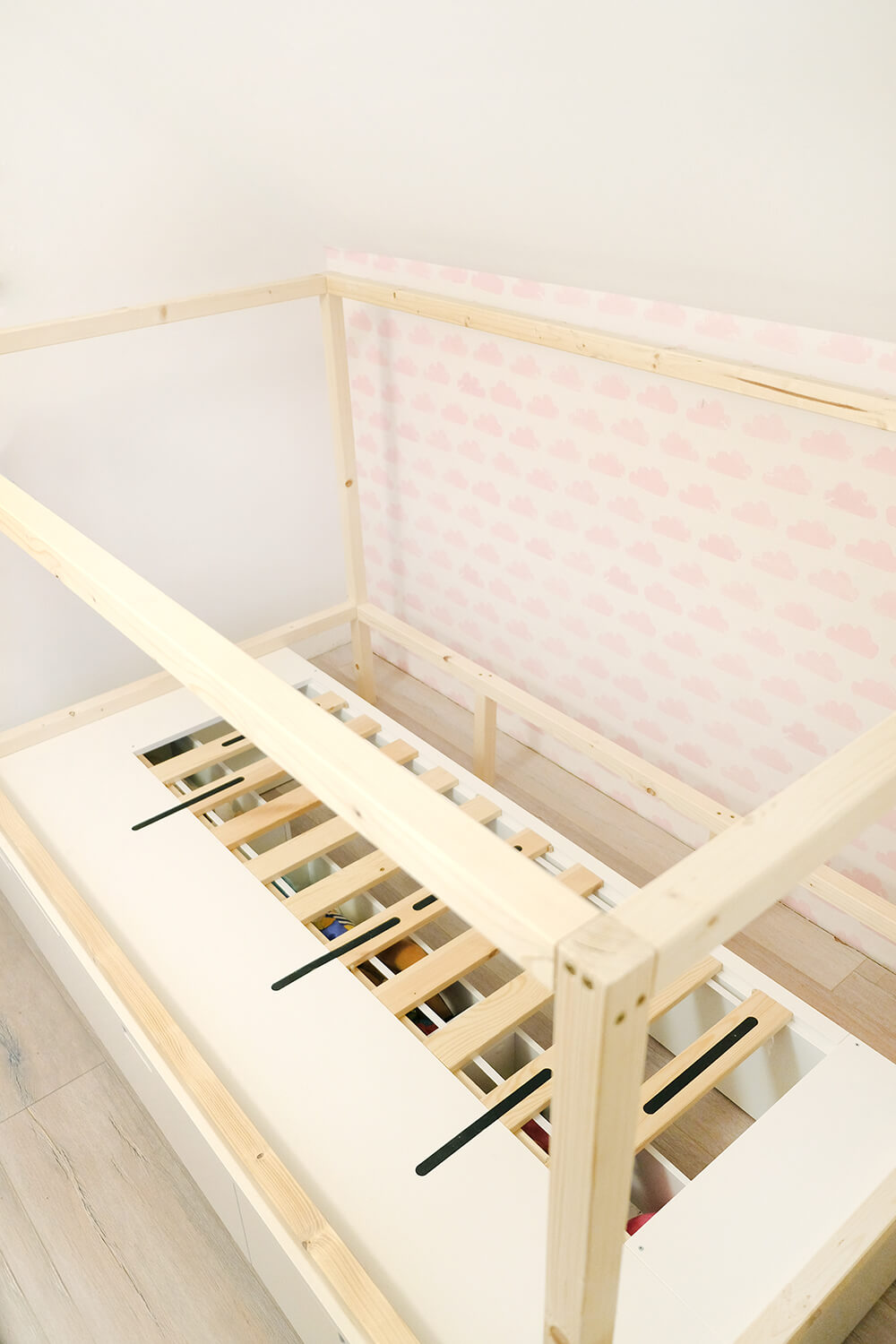 DIY Bett für das Kinderzimmer - Wie aus dem Ikea Nordli ein Hausbett wird - Gingered Things