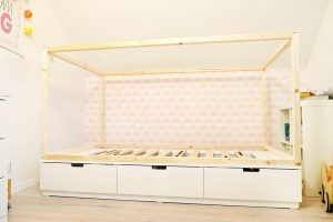 DIY Bett für das Kinderzimmer - Wie aus dem Ikea Nordli ein Hausbett wird - Gingered Things