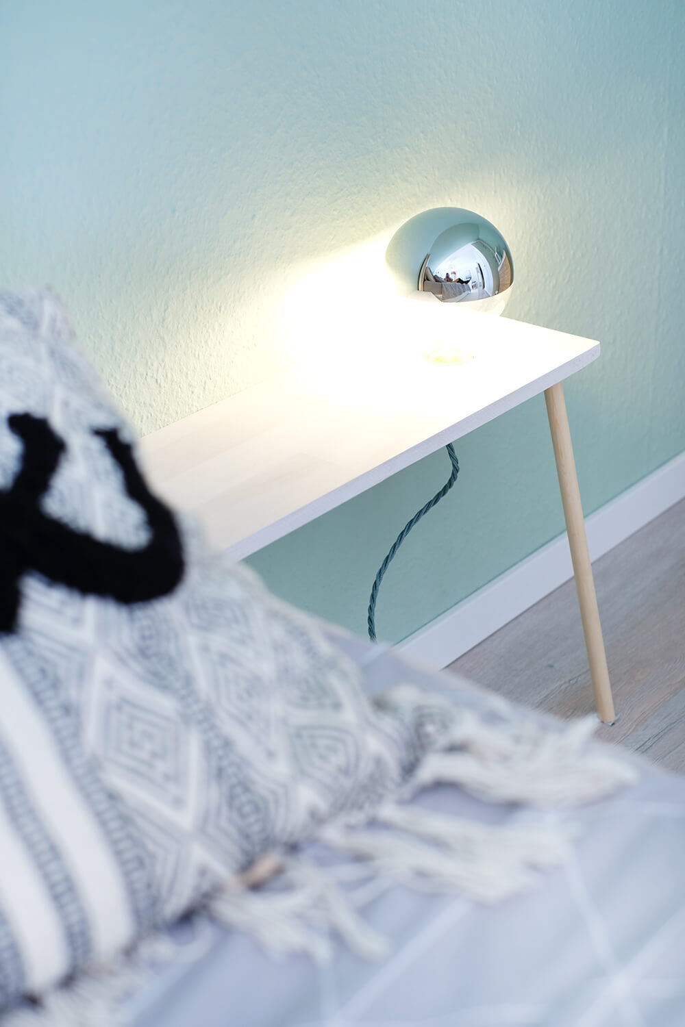 DIY beleuchteter Nachttisch zum Anlehnen - Gingered Things