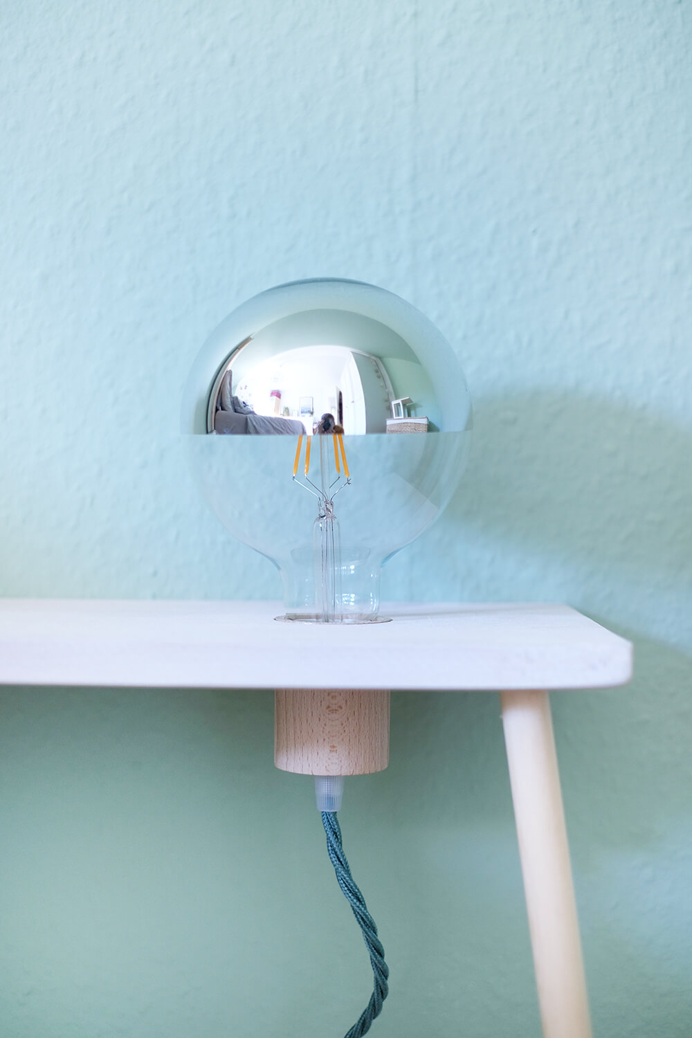 DIY beleuchteter Nachttisch zum Anlehnen - Gingered Things