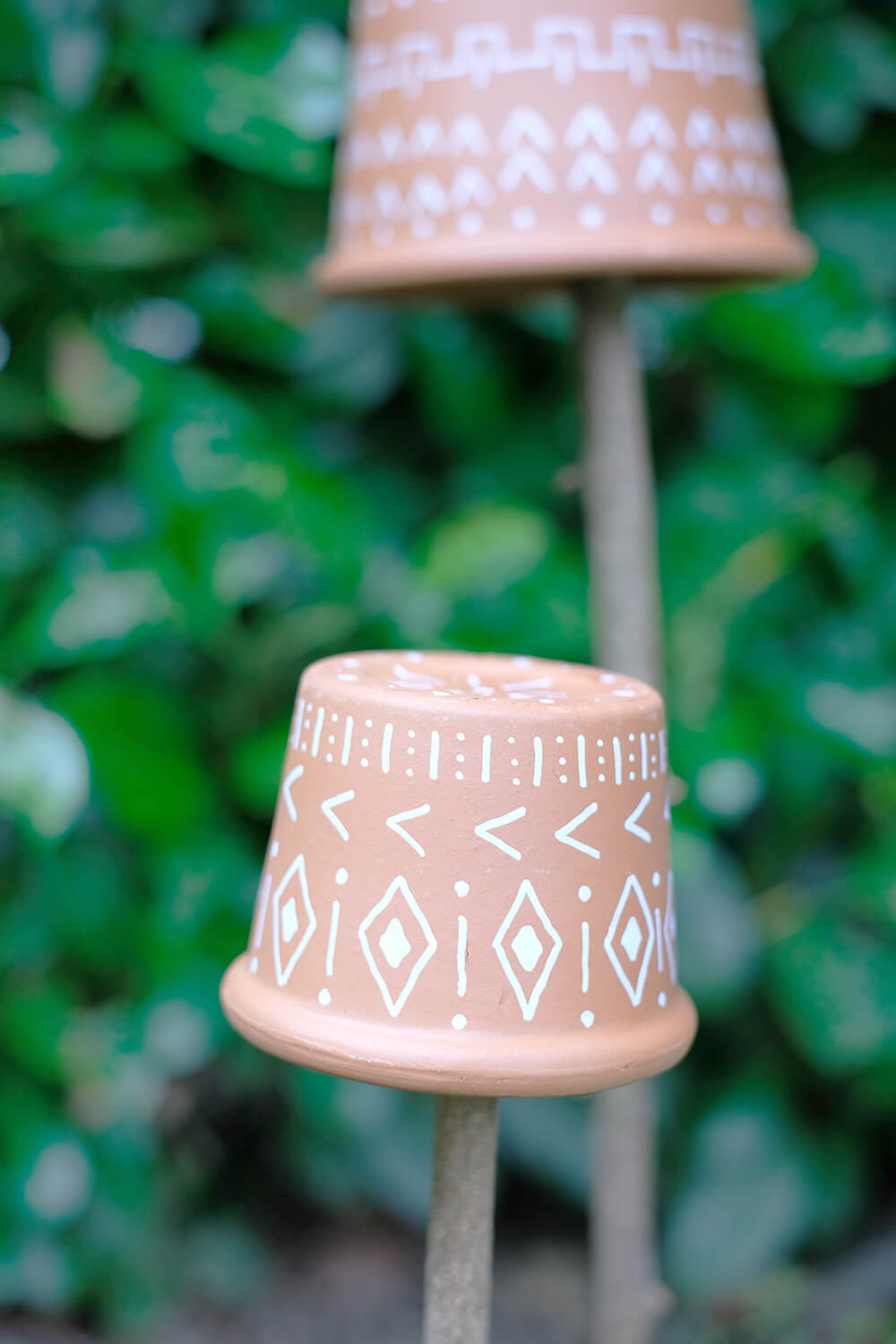 DIY mit Terrakotta Töpfen. Windlich oder Stecker für das Beet im Garten - Gingered Things