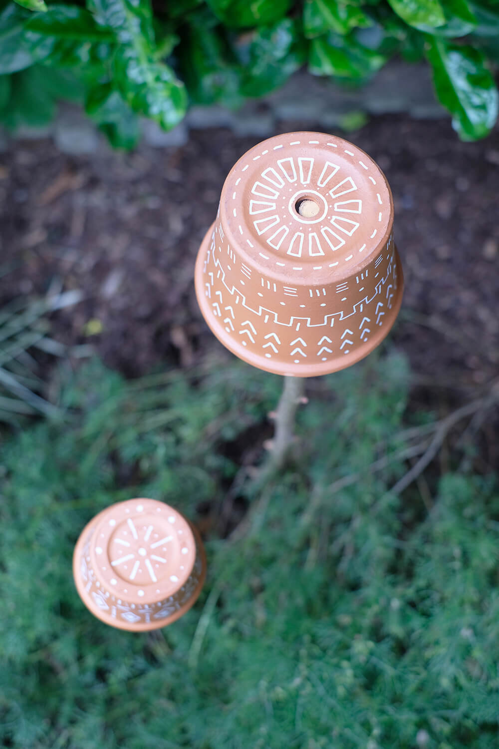DIY mit Terrakotta Töpfen. Windlich oder Stecker für das Beet im Garten - Gingered Things