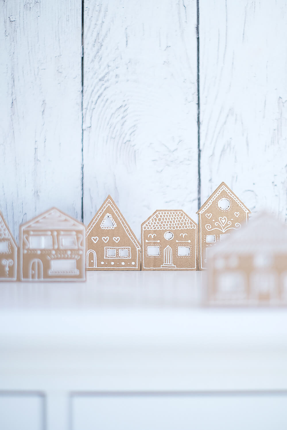 DIY Upcycling Weihnachtsdeko - Lebkuchenhäuser aus Pappkarton von Gingered Things