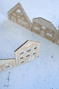 DIY Upcycling Weihnachtsdeko - Lebkuchenhäuser aus Pappkarton von Gingered Things