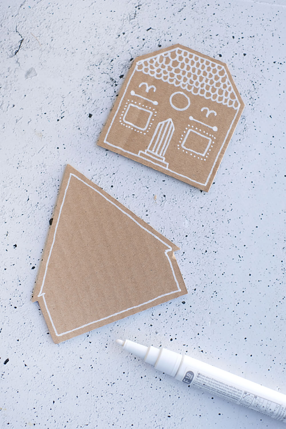 DIY Upcycling Weihnachtsdeko - Lebkuchenhäuser aus Pappkarton von Gingered Things