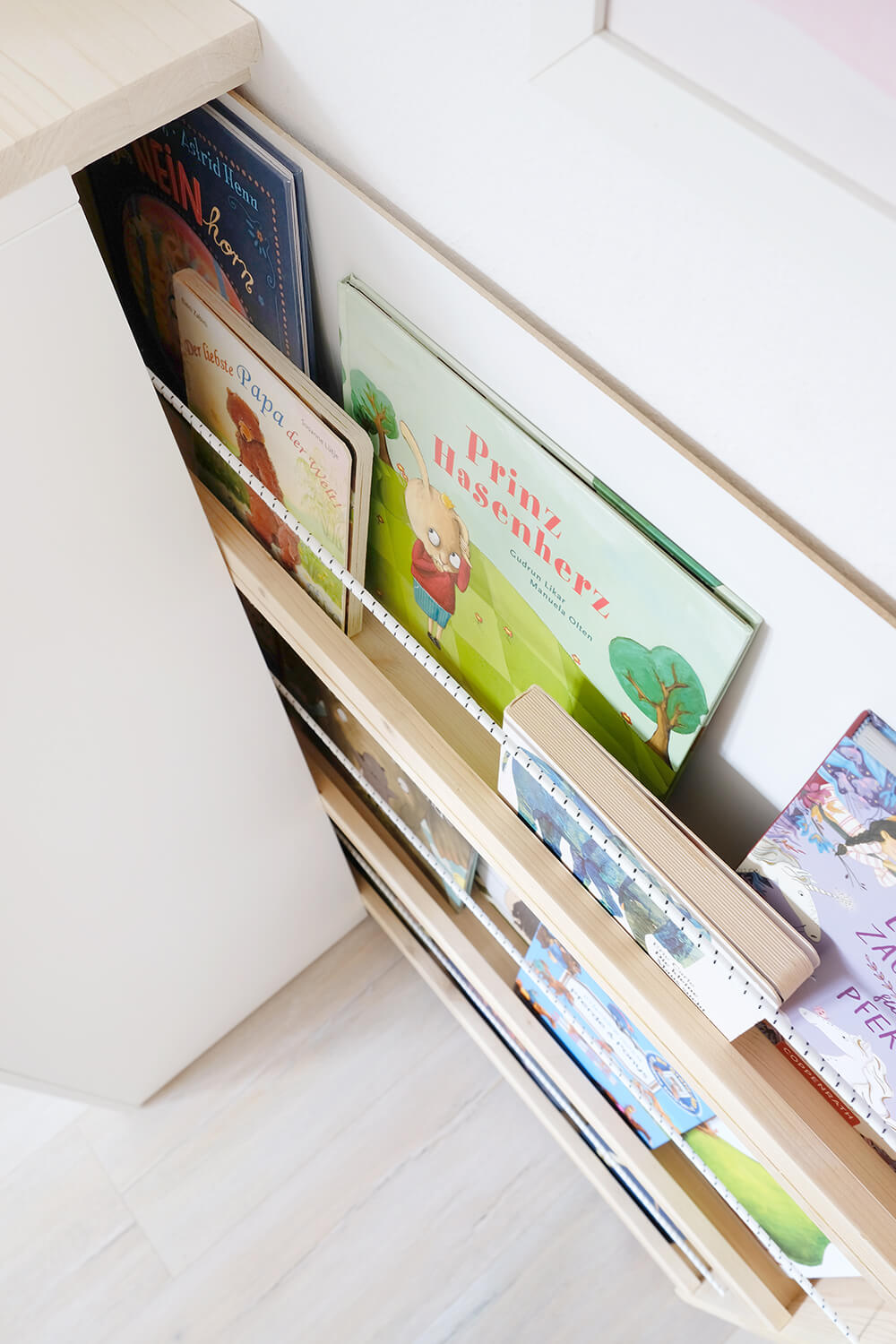 DIY ausziehbares Bücherregal und merh Stauraum für das Kinderzimmer - Gingered Things