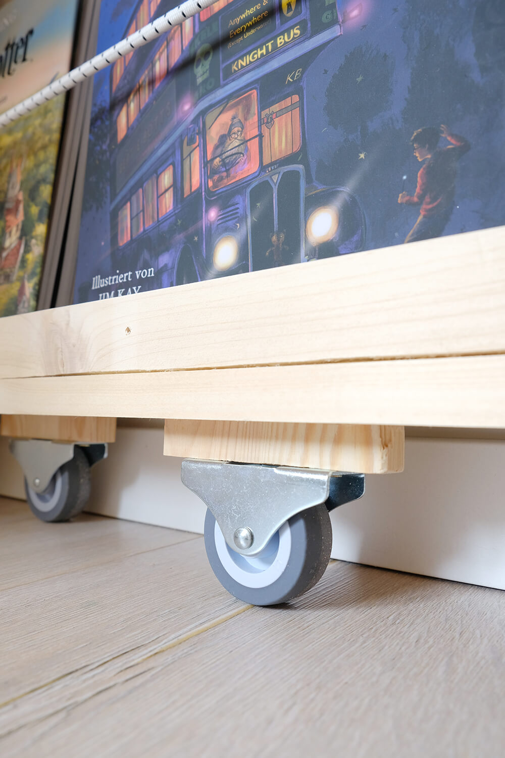 DIY ausziehbares Bücherregal und merh Stauraum für das Kinderzimmer - Gingered Things