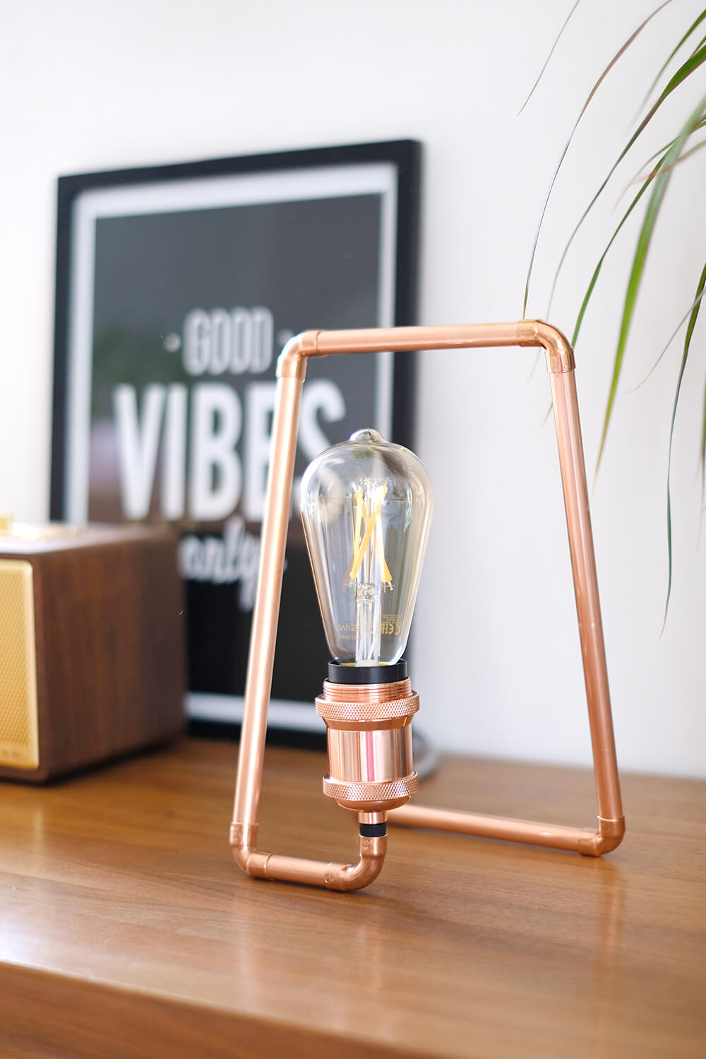 DIY Lampe aus Kupferrohren mit WIZ Filament als Vatertagsgeschenk - Gingered Things
