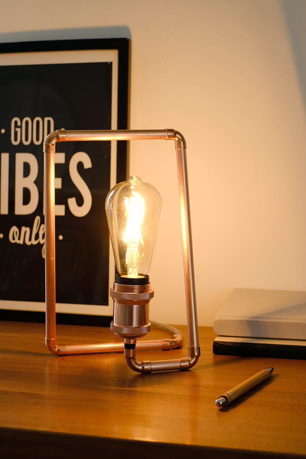 DIY Lampe aus Kupferrohren mit WIZ Filament als Vatertagsgeschenk - Gingered Things