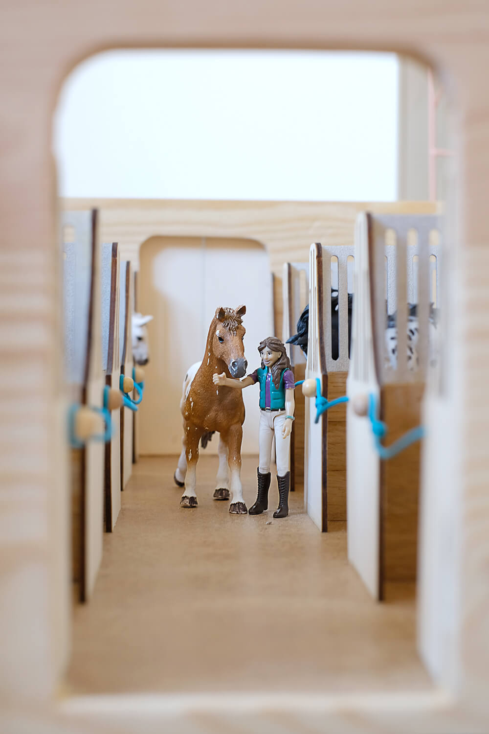 DIY Pferdstall für Schleichpferde mit Mr Beam - Gingered Things