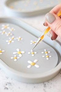 DIY Dekoschale aus Gießpulver mit kleinen Blümchen als Geschenkidee zum Muttertag von Gingered Things