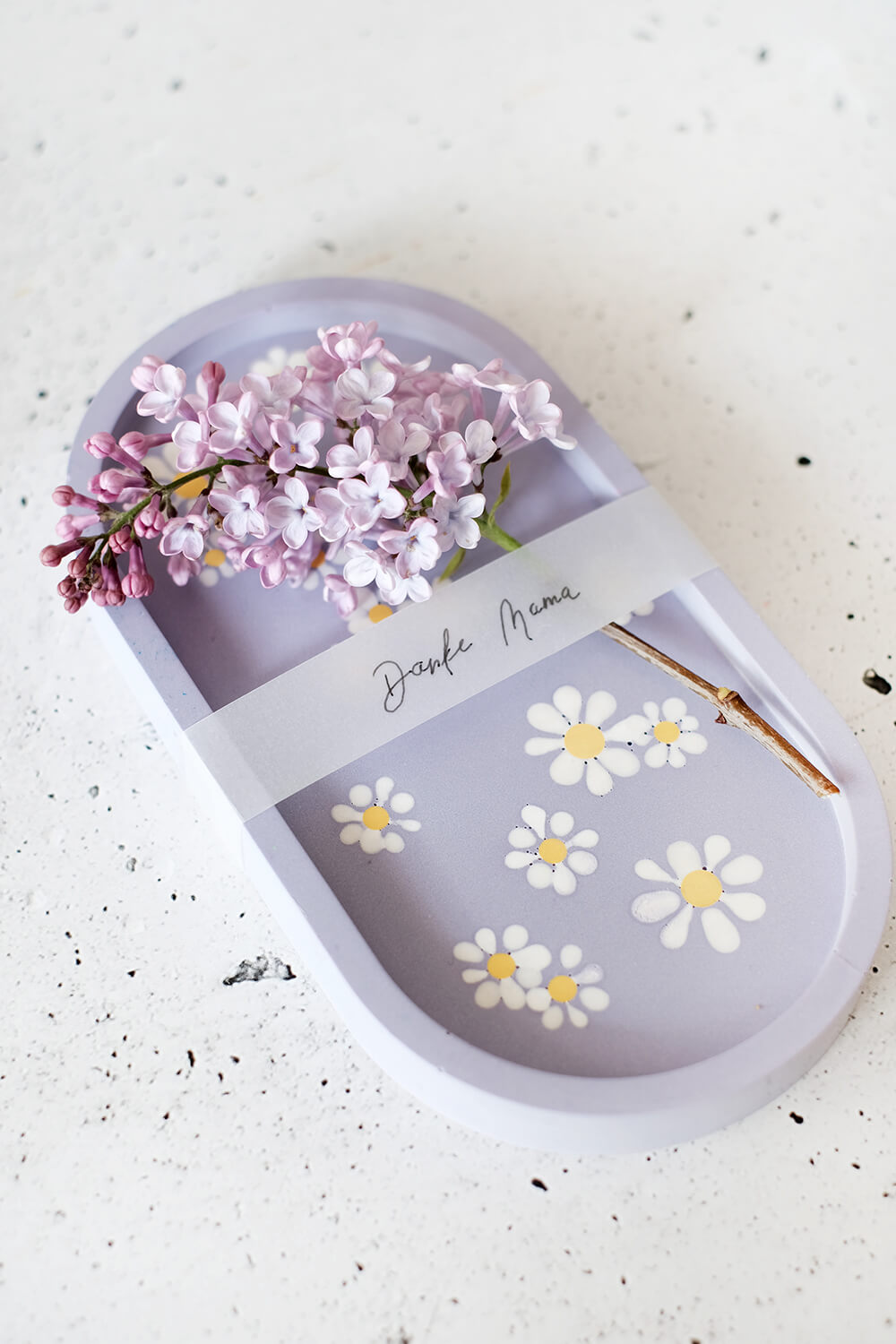 DIY Dekoschale aus Gießpulver mit kleinen Blümchen als Geschenkidee zum Muttertag von Gingered Things